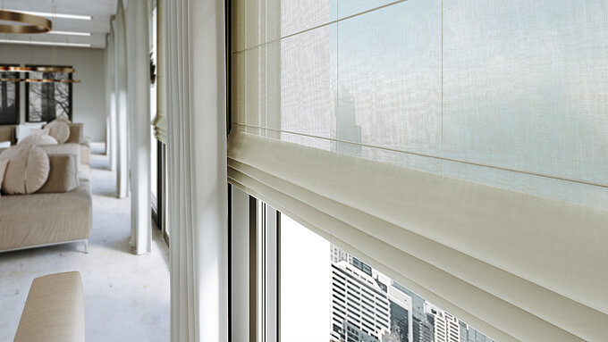 Elegante, halbtransparente Raffrollos und fließende Vorhänge in einem modernen Wohnraum mit bodentiefen Fenstern und Stadtblick.