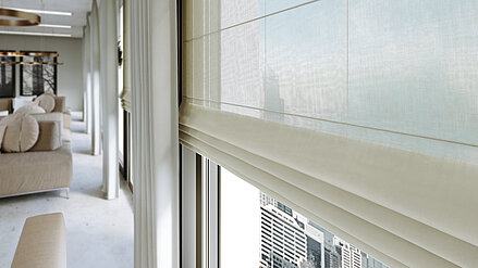 Elegante, halbtransparente Raffrollos und fließende Vorhänge in einem modernen Wohnraum mit bodentiefen Fenstern und Stadtblick.