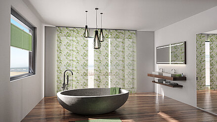 Badezimmer mit freistehender Badewanne und Plissee und Flächenvorhang mit grünen Blättern im Dessin TROPIC.