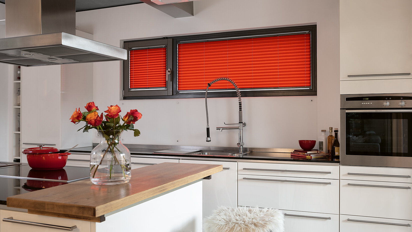 Küche mit breitem länglichen Fenster und roten Plissees