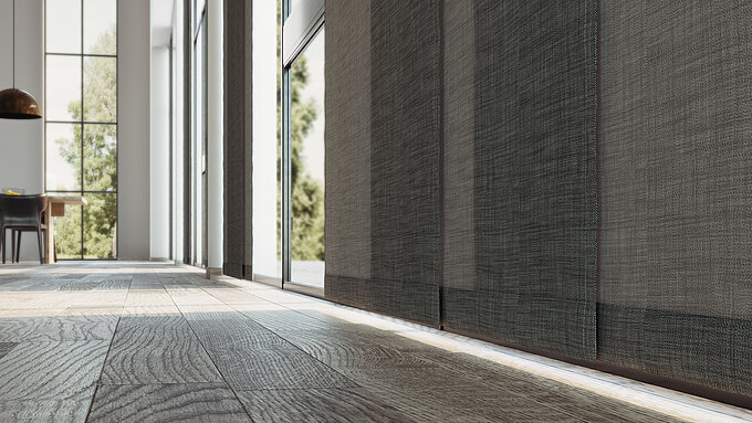 Nahaufnahme eines dunkel strukturierten Flächenvorhangs an einem großen Fenster mit sichtbarer Stofftextur und Schattenwurf.