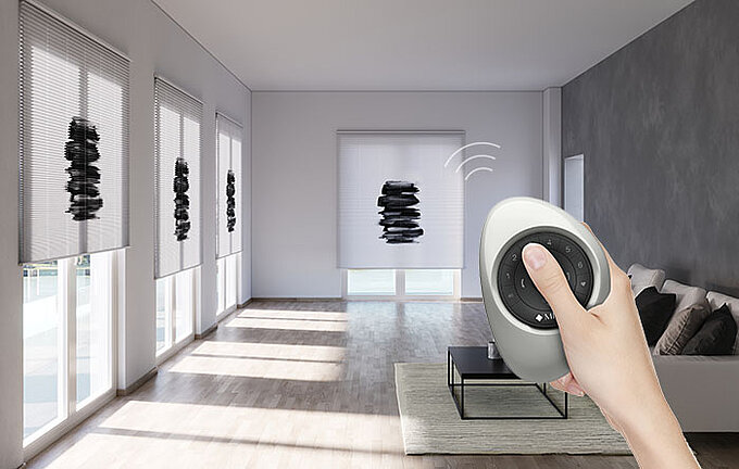 Modernes Wohnzimmer mit elektrisch steuerbaren Wabenplissees, gesteuert per Pebble-Funkfernbedienung im Vordergrund