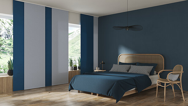 Flächenvorhang in blau und weiß im Schlafzimmer