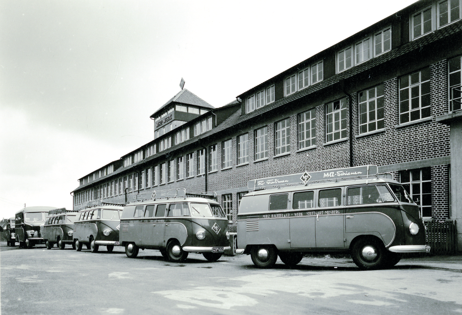 Schwarz-weiß Foto MHZ Werk mit VW-Bussen.
