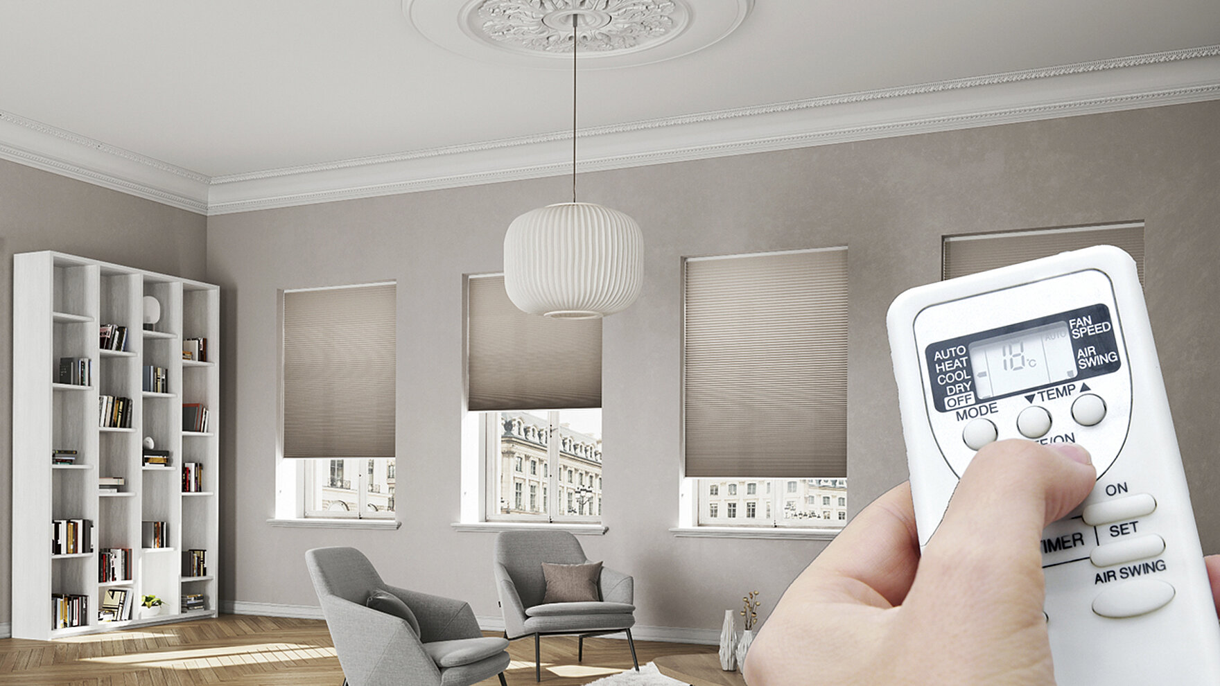 Wohnzimmer mit geschlossenen Wabenplissees an den Fenstern und Hand mit Fernbedienung zur Temperaturregelung.