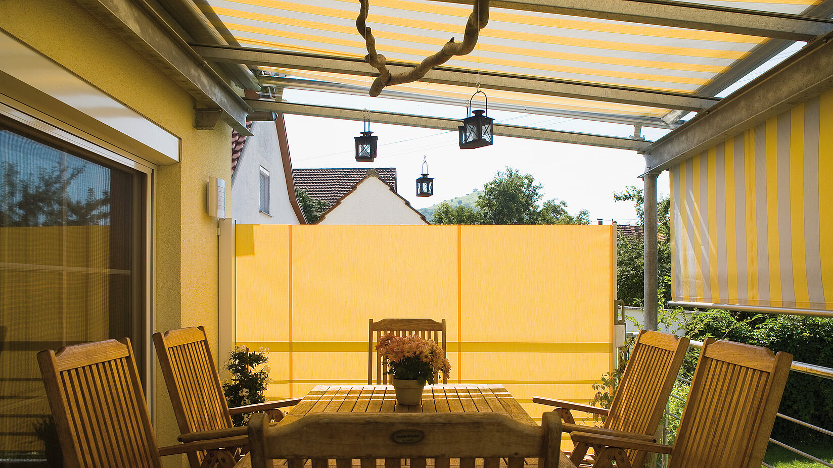 Gelbe Seitenmarkise als Sichtschutz auf der Terrasse