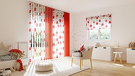 Kinderzimmer mit Lamellenvorhang und Plissee mit dem Motiv von roten Ballonen.