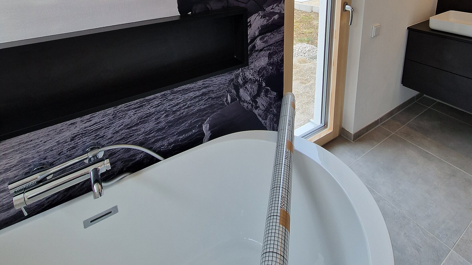 [Translate to English:] Hafttextil der Kooperation im Badezimmer