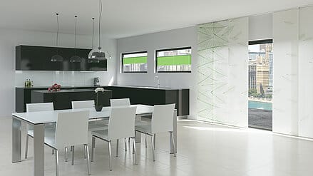 Wohnküche mit Esszimmer und Flächenvorhang mit filigranem Blättermotiv SHEER.