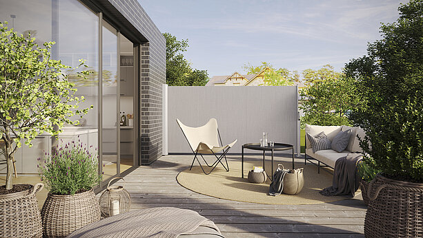 Seitenmarkise SOLEO II auf Terrasse bietet stilvollen Sichtschutz in modernem Gartenambiente.