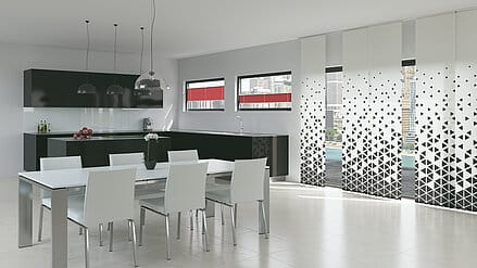 Wohnküche mit Esszimmer und Flächenvorhang mit geometrischem Motiv EDGY.
