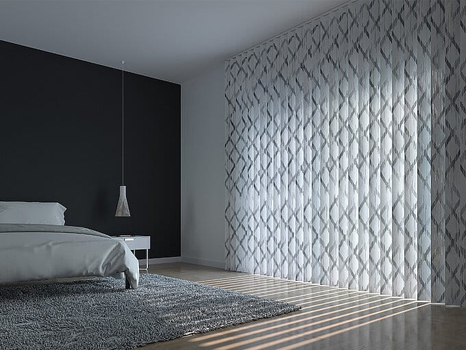 Lamellenvorhang mit grauem Muster an den Fenster im Schlafzimmer