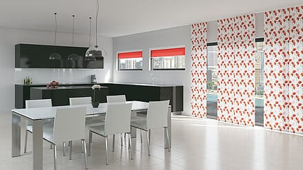 Wohnküche mit Esszimmer und Flächenvorhang mit rotem Mohnblumenmotiv POPPY.