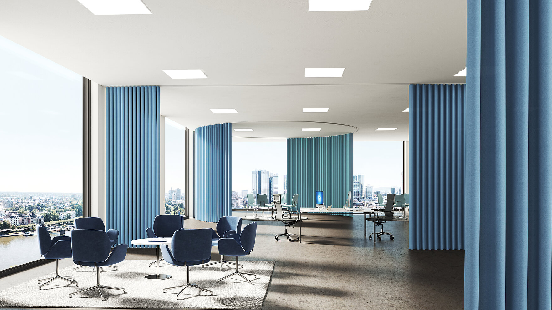 Großes Büro mit blauen MHZ Vorhängen als Sichtschutz und Raumteiler vor raumhohen Fenstern.