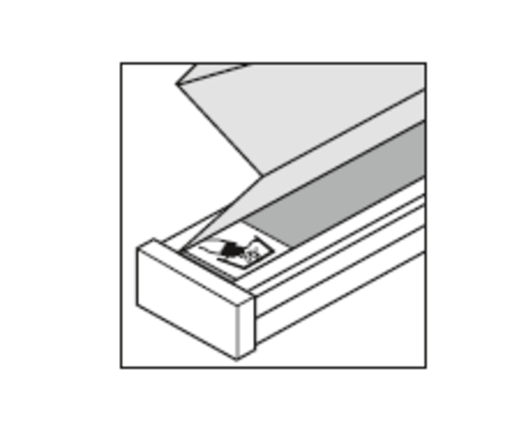 Geöffnete Plissee-Anlage mit sichtbarem Pflegehinweis in der Schiene