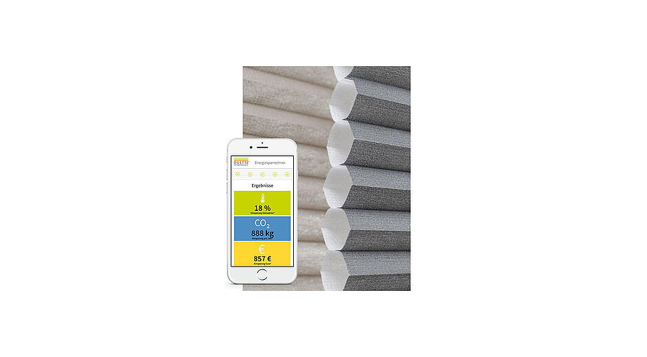 Smartphone mit geöffneter Energiespar-App und seitlicher Detailaufnahme eines Wabenplissees mit sechseckiger Zellstruktur