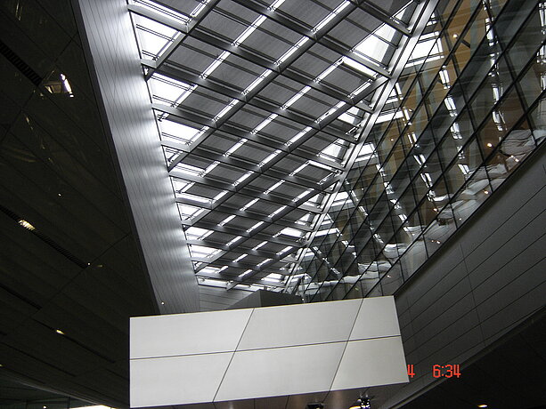 Gegenzuganlage k_oax an den Fenster der BMW Welt in München