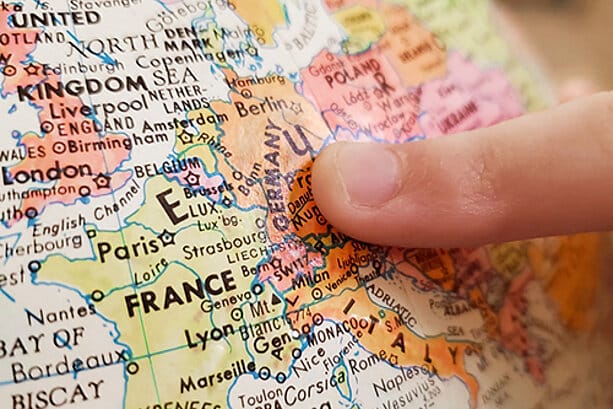 Ein Finger zeigt auf einer Europakarte auf Deutschland