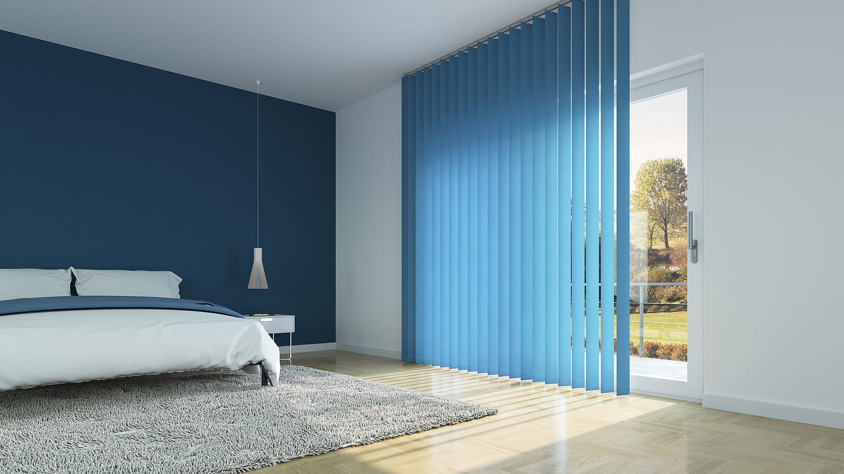 Blauer Lamellenvorhang als Sichtschutz im Schlafzimmer