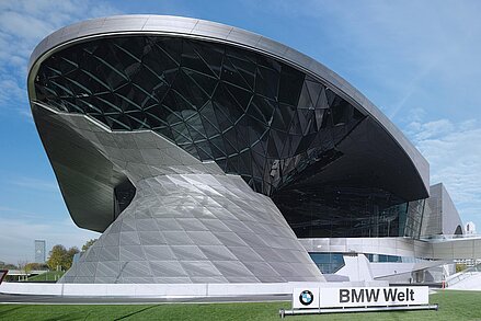 Gegenzuganlage k_oax an den Fenster der BMW Welt in München
