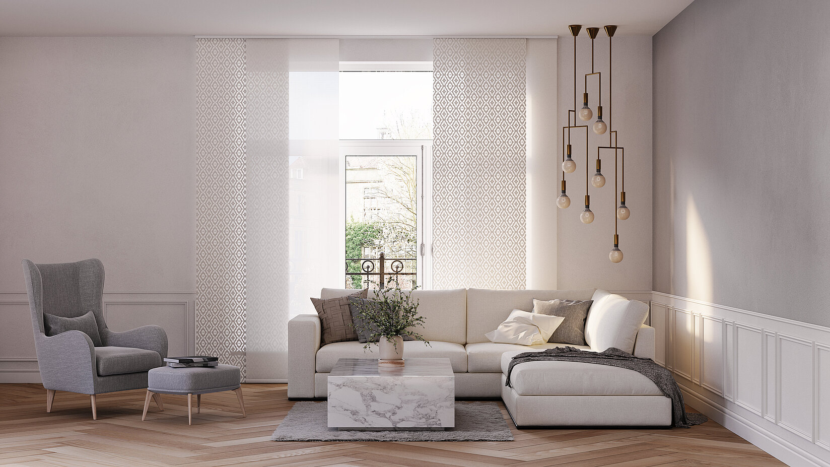 Cremefarbener Flächenvorhang mit braunem Muster zwischen Sofa und Fenster