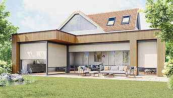 Einfamilienhaus mit zip 6 Senkrechtmarkisen vor der Terrasse, kombiniert mit Holzverkleidung und Gartenmöbeln.