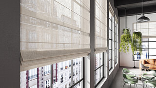Nahaufnahme eines halbtransparenten Raffrollos in Loft mit großen Fenstern und Stadtblick