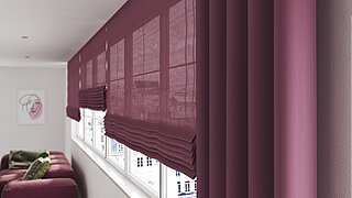 Wohnzimmer mit Raffrollos und Vorhängen in Beerenton als stilvolle Fensterdekoration