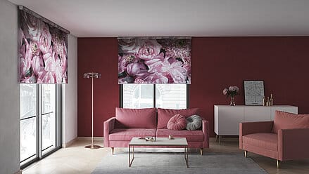 Rollos mit rosafarbenem Blumenmuster an den Fenstern im Wohnzimmer