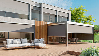 Moderne Terrassenfassade mit ZIP-Senkrechtmarkisen von MHZ an Fenstern und Pergola zur Verschattung und für Sichtschutz.