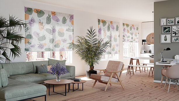 Wohnzimmer mit floral bedruckten Plissees im Motiv Irma vor großen Fenstern, helle und moderne Raumgestaltung mit skandinavischem Flair