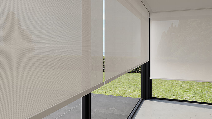 Detailansicht halbtransparenter Rollos mit feinem Gewebe vor großen Glasflächen mit Ausblick ins Grüne