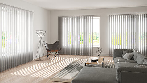 Wohnzimmer mit grauem Sofa, moderner Stehlampe und grauen Lamellenvorhängen an drei großen Fenstern