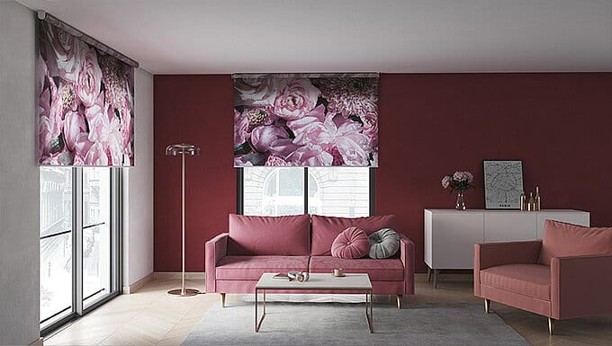 Rollos mit Blumen Muster als Sichtschutz im Wohnzimmer