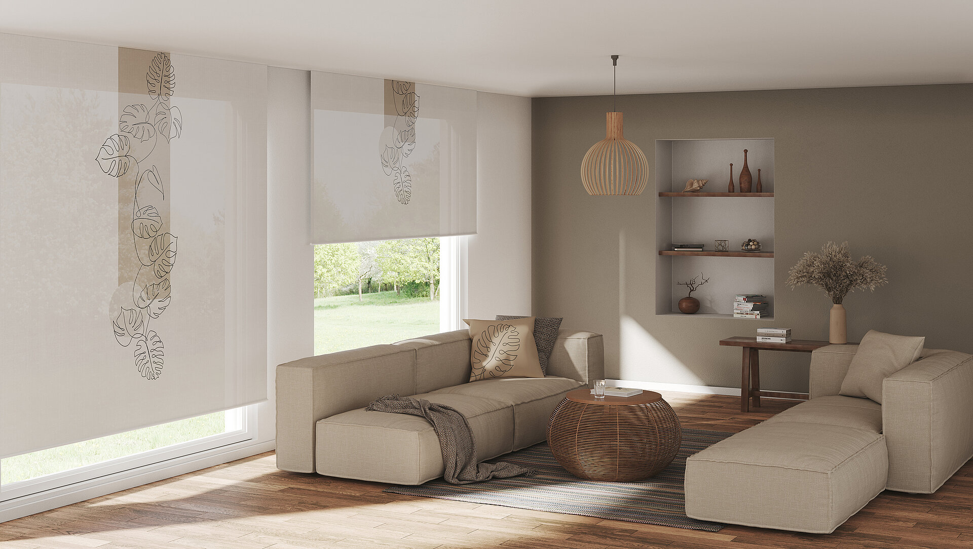 Wohnzimmer mit bodentiefen Fenstern und halbtransparenten Rollos mit Monstera-Blättern. Beige Sitzmöbel, Holzdetails und natürliche Farbgebung.